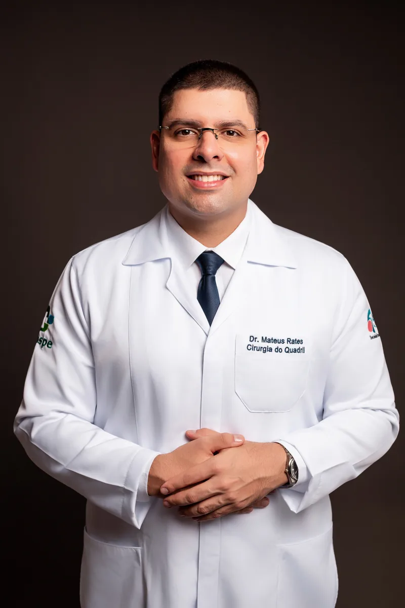 Dr. Mateus Rates em pose profissional